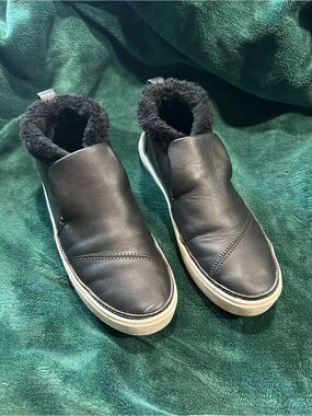 TOMS women’s slip on sneakers